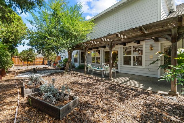 1084 KENSINGTON Dr, Roseville, CA 95661
