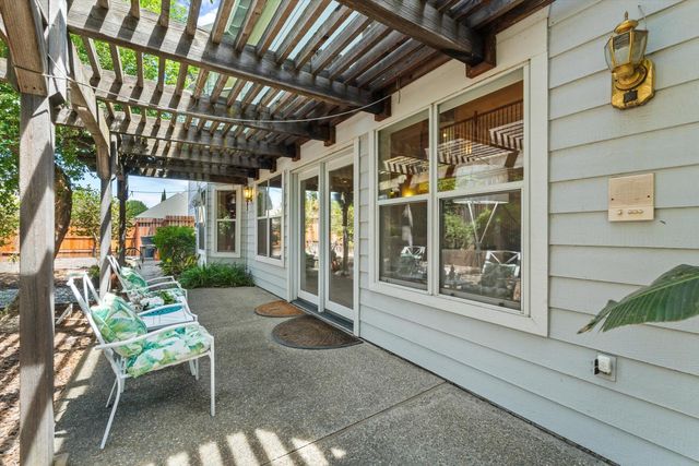 1084 KENSINGTON Dr, Roseville, CA 95661