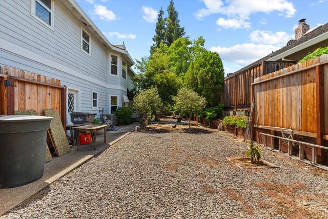 1084 KENSINGTON Dr, Roseville, CA 95661