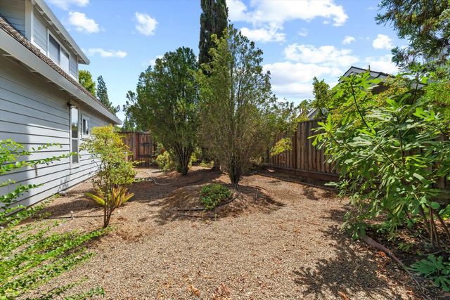 1084 KENSINGTON Dr, Roseville, CA 95661