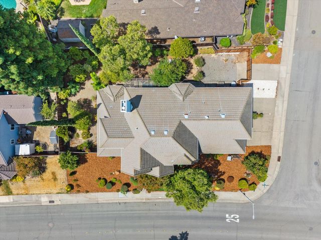 1084 KENSINGTON Dr, Roseville, CA 95661