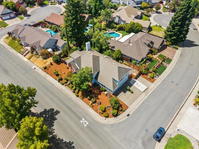 1084 KENSINGTON Dr, Roseville, CA 95661