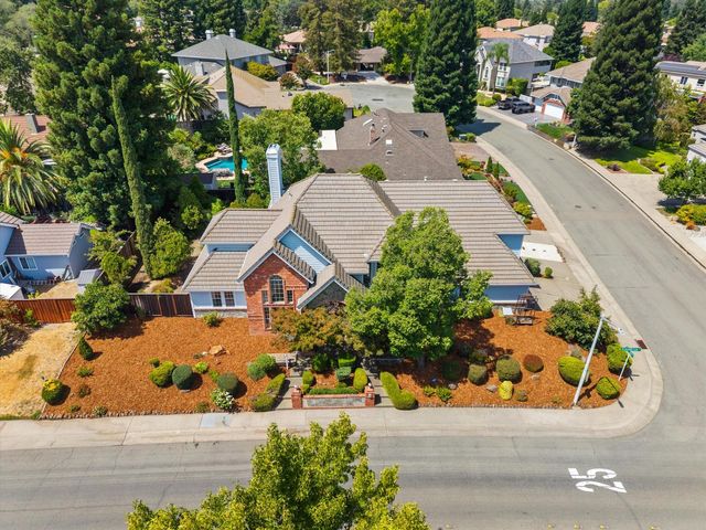 1084 KENSINGTON Dr, Roseville, CA 95661