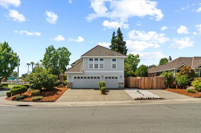 1084 KENSINGTON Dr, Roseville, CA 95661