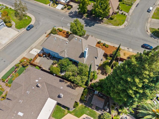 1084 KENSINGTON Dr, Roseville, CA 95661