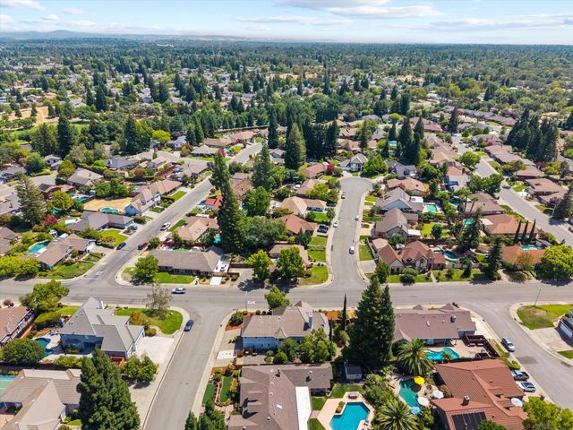 1084 KENSINGTON Dr, Roseville, CA 95661