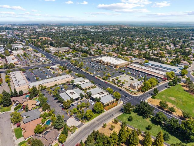 1084 KENSINGTON Dr, Roseville, CA 95661