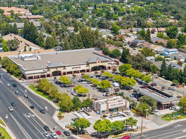 1084 KENSINGTON Dr, Roseville, CA 95661