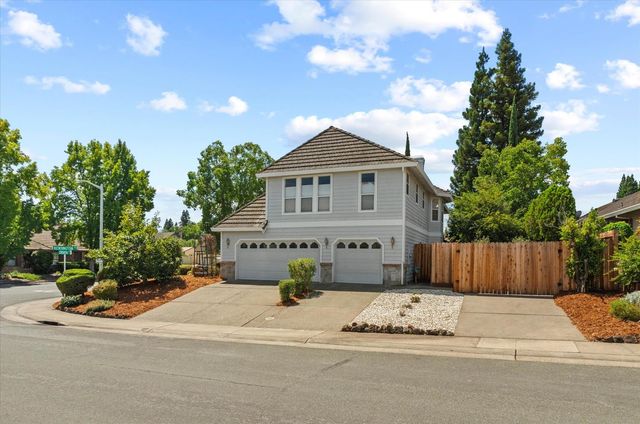 1084 KENSINGTON Dr, Roseville, CA 95661