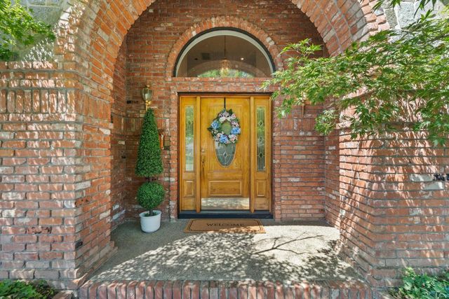 1084 KENSINGTON Dr, Roseville, CA 95661
