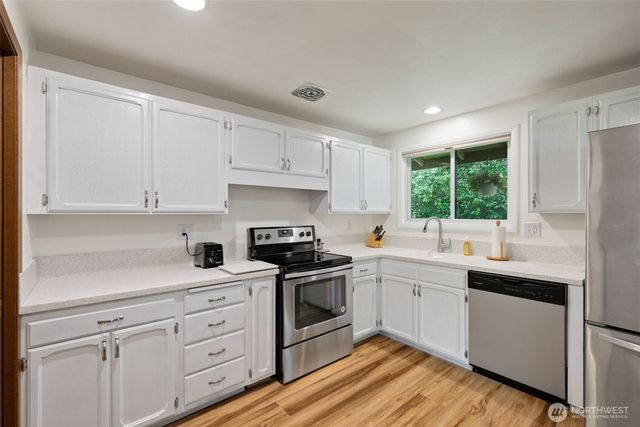 24832 12th Avenue S, Des Moines, WA 98198