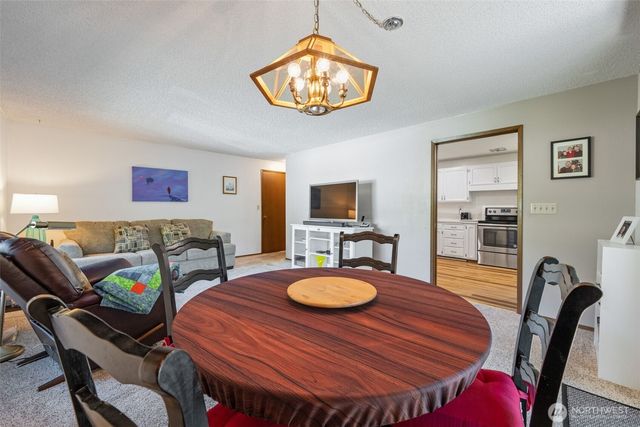 24832 12th Avenue S, Des Moines, WA 98198