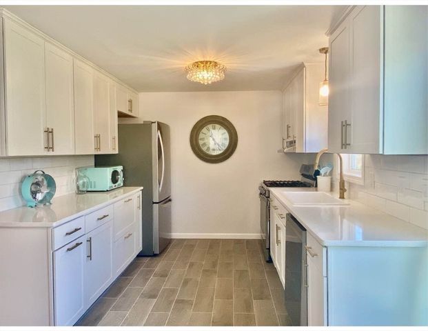 20 Swallow St, Falmouth, MA 02536