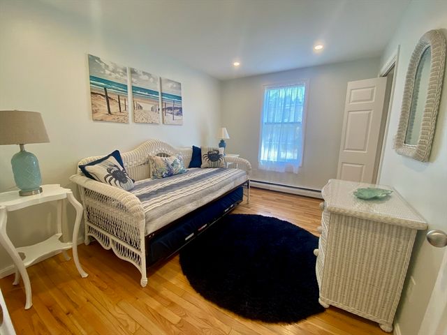 20 Swallow St, Falmouth, MA 02536