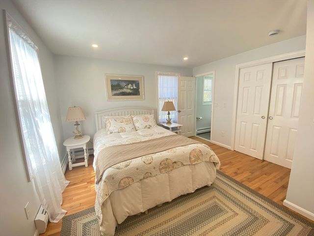 20 Swallow St, Falmouth, MA 02536