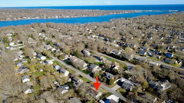 20 Swallow St, Falmouth, MA 02536