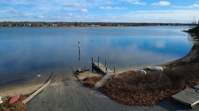 20 Swallow St, Falmouth, MA 02536