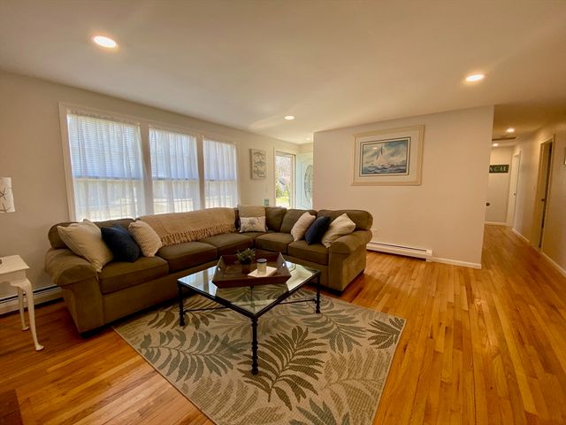 20 Swallow St, Falmouth, MA 02536