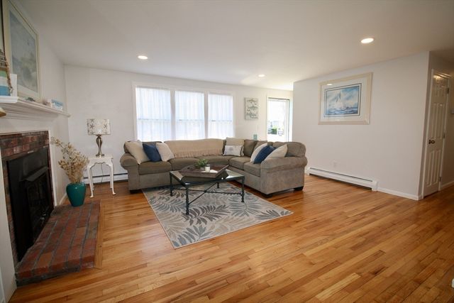 20 Swallow St, Falmouth, MA 02536