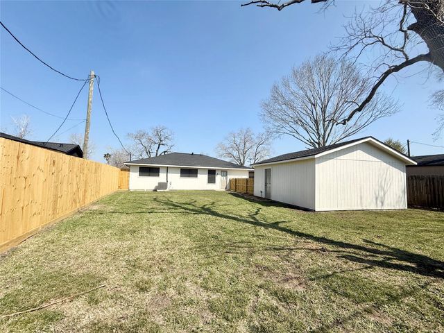 1429 Northview Drive, Angleton, TX 77515