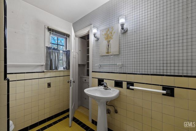 240 Pacific Street, Bakersfield, CA 93305