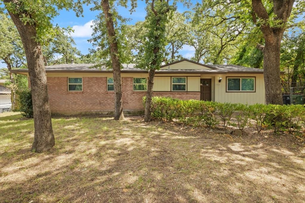 1900 Mimosa Drive, Arlington, TX 76012