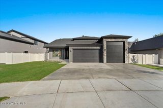 9345 N Secretariat LN, Hayden, ID 83835