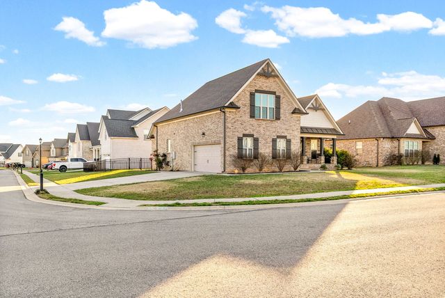 352 Lowline Dr, Clarksville, TN 37043