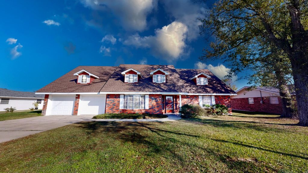 1424 Rue Des Chene, Westlake, LA 70669