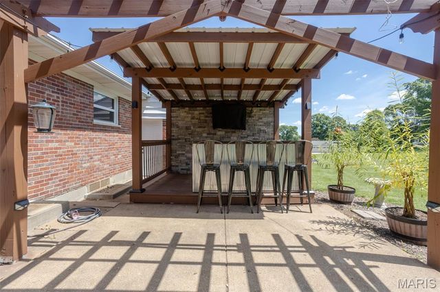 4684 Venarde Drive, St Louis, MO 63128