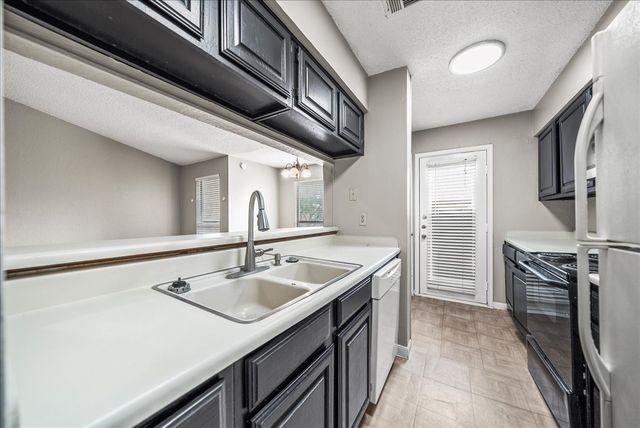 1909 Cloisters Drive 1021, Arlington, TX 76011