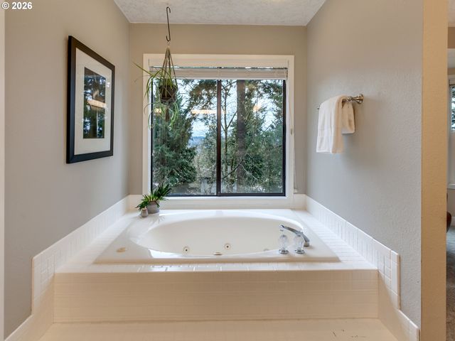 22790 OREGON CITY Loop, West Linn, OR 97068