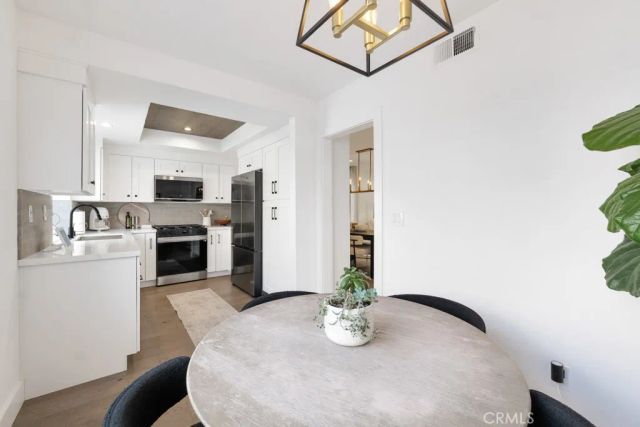 21931 Burbank Boulevard 25, Woodland Hills, CA 91367