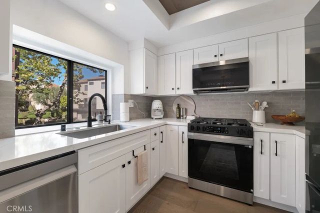 21931 Burbank Boulevard 25, Woodland Hills, CA 91367
