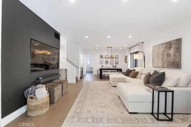 21931 Burbank Boulevard 25, Woodland Hills, CA 91367