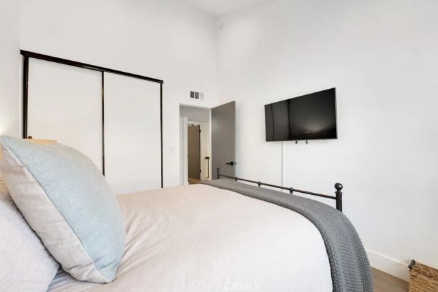 21931 Burbank Boulevard 25, Woodland Hills, CA 91367