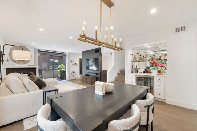 21931 Burbank Boulevard 25, Woodland Hills, CA 91367