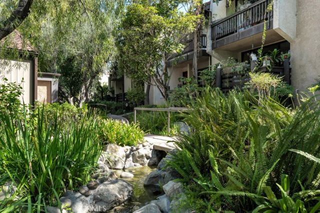 21931 Burbank Boulevard 25, Woodland Hills, CA 91367