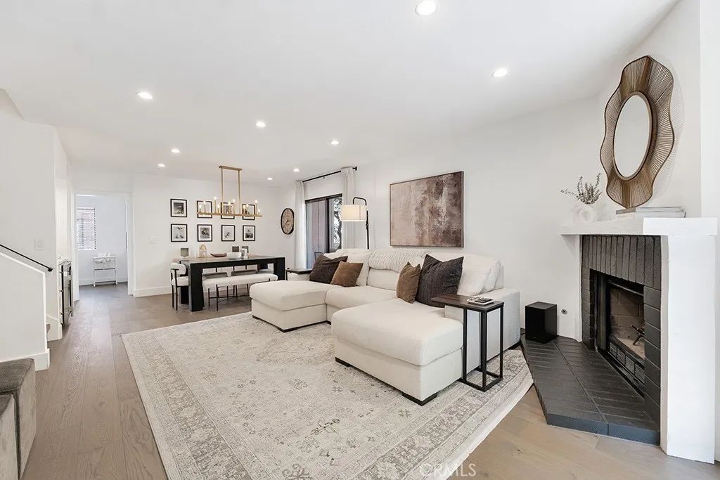 21931 Burbank Boulevard 25, Woodland Hills, CA 91367