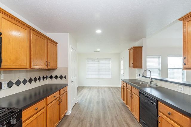 5618 Savannah Woods Lane, Rosharon, TX 77583