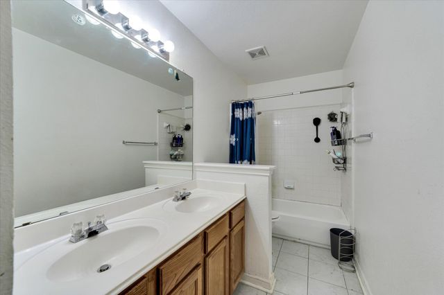2601 Highcloud DR, Lockhart, TX 78644