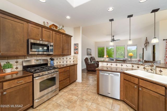 922 E Vault Mine Court, Green Valley, AZ 85614