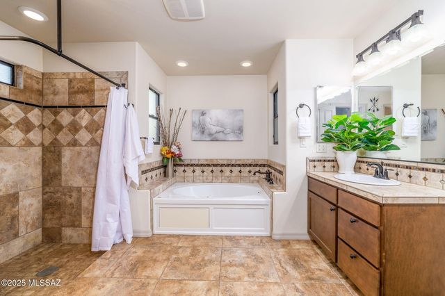 922 E Vault Mine Court, Green Valley, AZ 85614