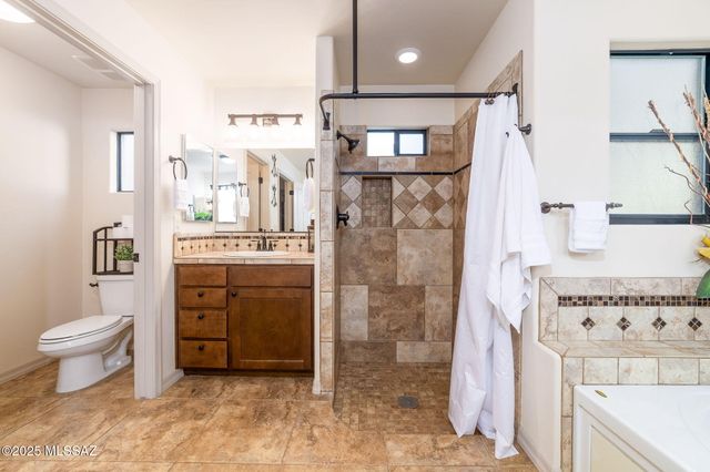 922 E Vault Mine Court, Green Valley, AZ 85614