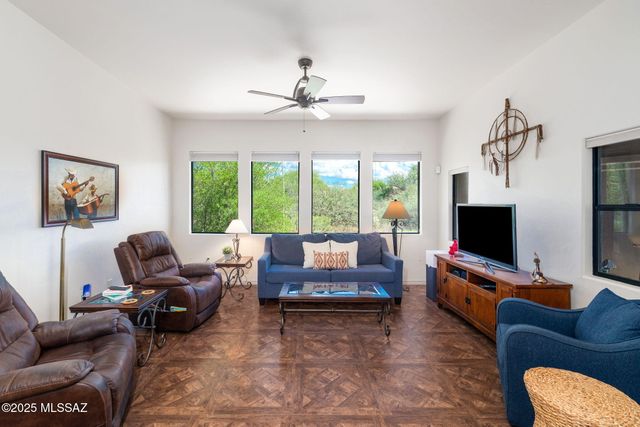 922 E Vault Mine Court, Green Valley, AZ 85614