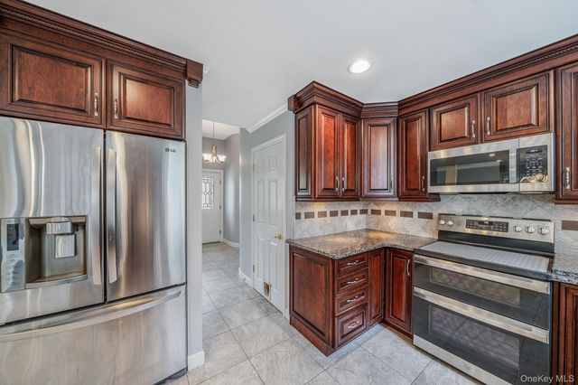 7 Carriage Court, Dix Hills, NY 11746