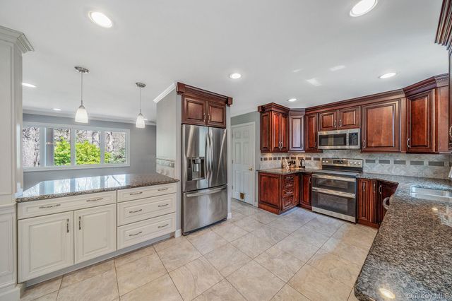 7 Carriage Court, Dix Hills, NY 11746