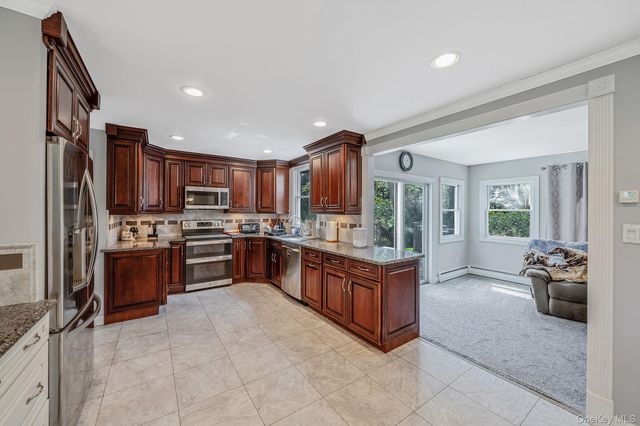 7 Carriage Court, Dix Hills, NY 11746