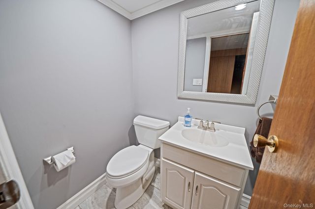 7 Carriage Court, Dix Hills, NY 11746