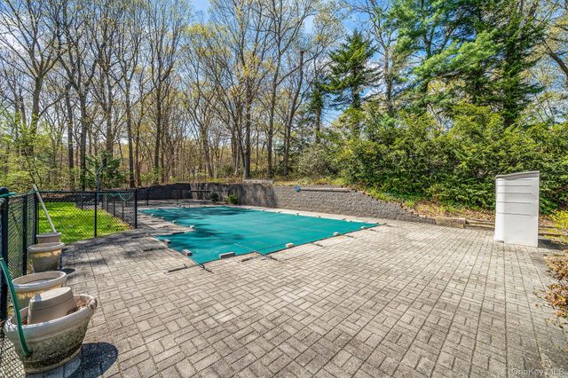 7 Carriage Court, Dix Hills, NY 11746